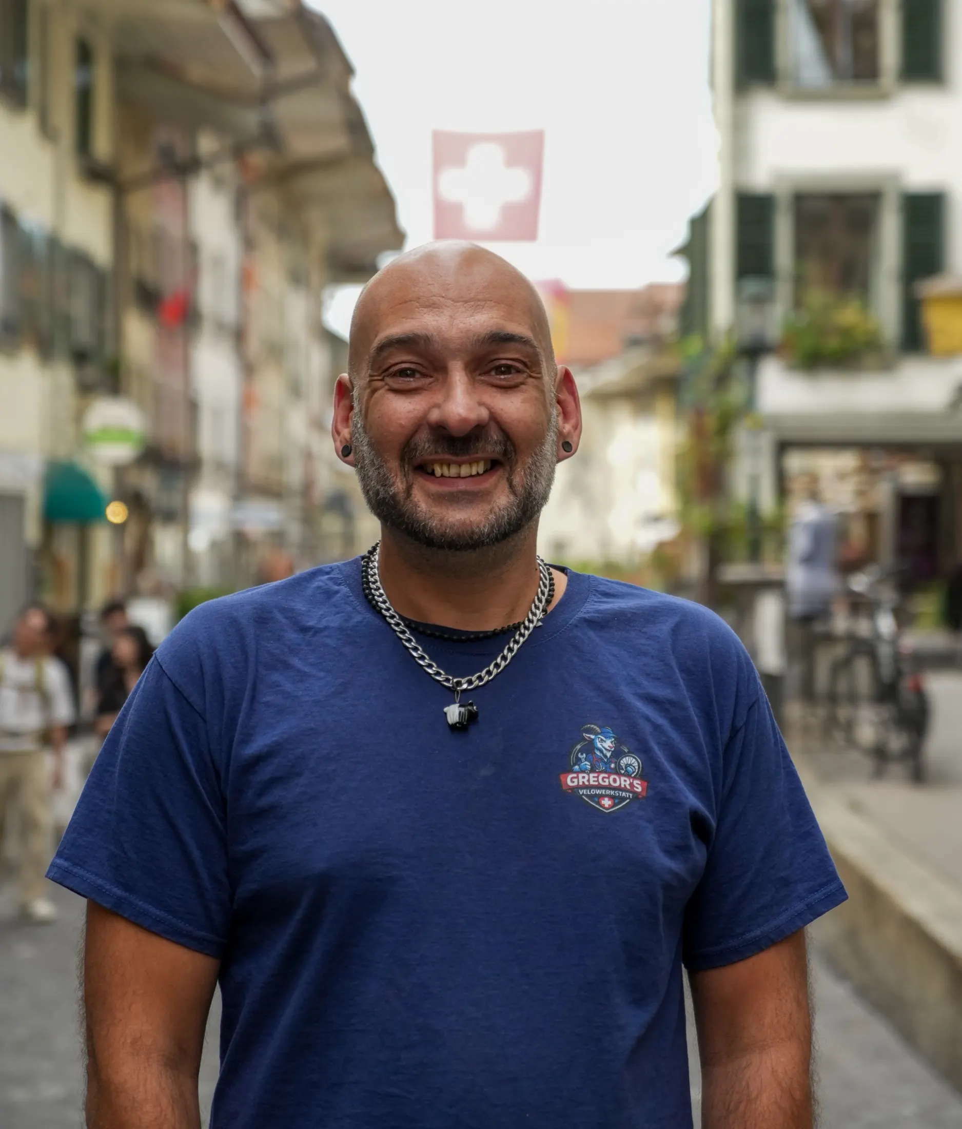 Gregor Thurow vor seiner Werkstatt in der Thuner Altstadt
